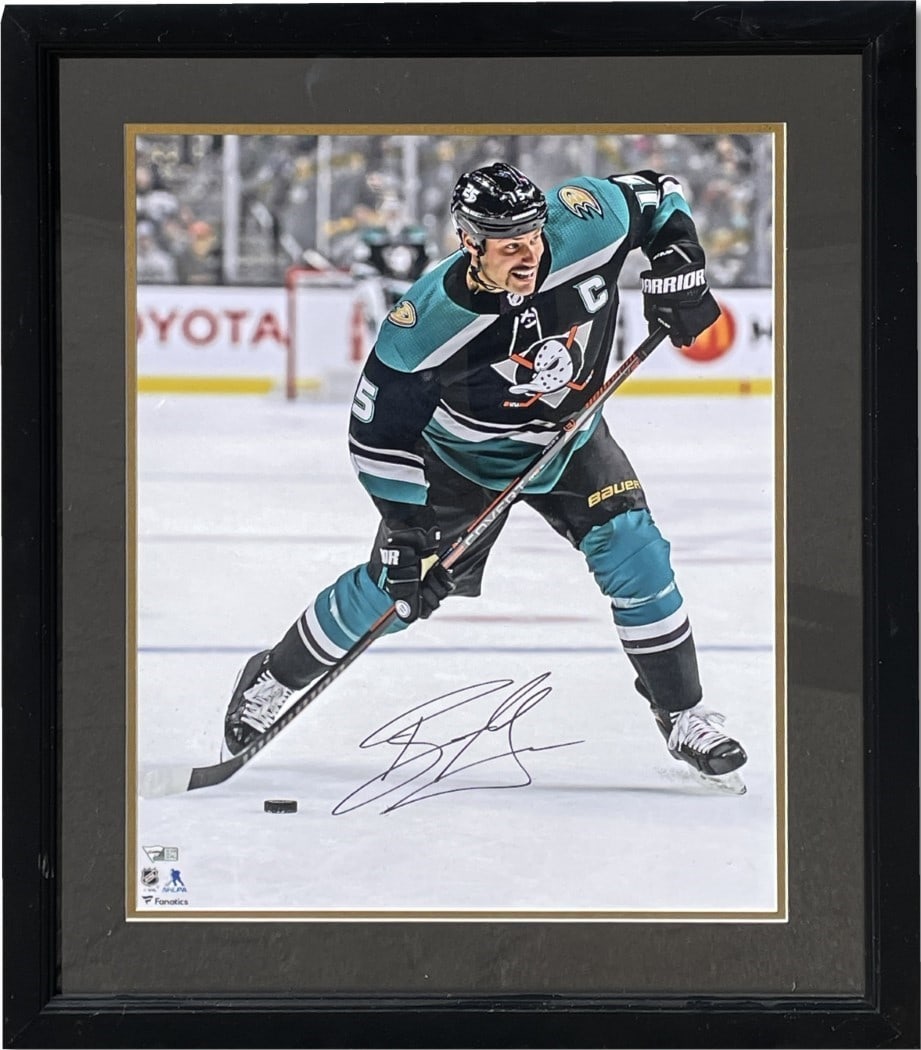 Ryan Getzlaf Autographed 16x20 Photo Ducks Framed with Fanatics Authentic: Ryan Getzlaf Autographed 16x20 Photo Ducks Framed with Fanatics Authentic This stunning framed 16x20 photo features Ryan Getzlaf, a prominent player of the Anaheim Ducks. The piece is an original auto
