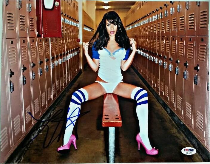 Lea Michele Signed 11x14 Photo Glee Scream Queens PSA/DNA COA: Lea Michele Signed 11x14 Photo Glee Scream Queens PSA/DNA COA This is a stunning signed 11x14 photograph featuring Lea Michele, known for her roles in the popular television series 'Glee' and 'Scream 