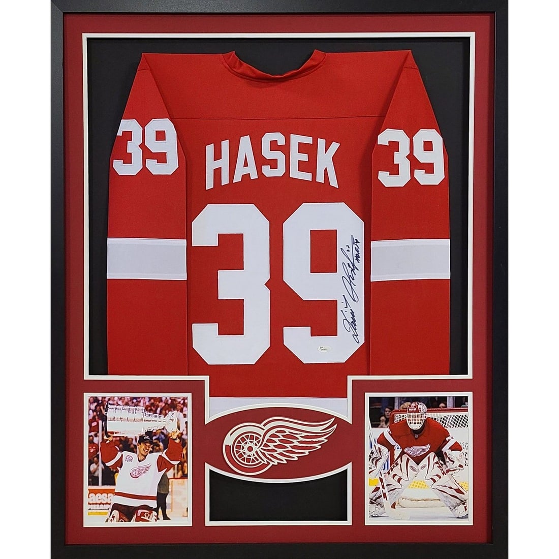 Dominik Hasek Signed Framed Detroit Red Wings Jersey JSA Authenticated: Dominik Hasek Signed Framed Detroit Red Wings Jersey JSA Authenticated This is an autographed Dominik Hasek framed jersey, showcasing the legendary goaltender's iconic Detroit Red Wings design. The je