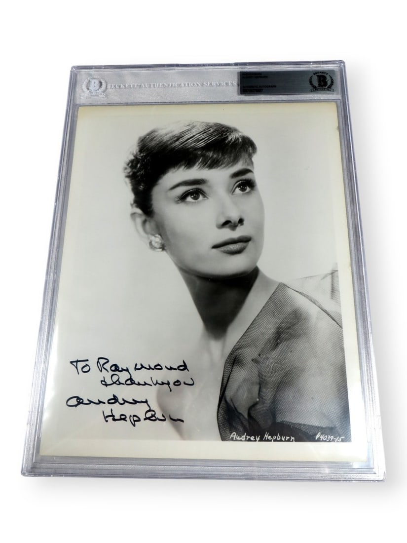 Audrey Hepburn Signed 8X10 Photo Breakfast at Tiffany's Beckett Authenticated: Audrey Hepburn Signed 8X10 Photo Breakfast at Tiffany's Beckett Authenticated This stunning 8X10 photograph features the iconic Audrey Hepburn, famously known for her role in 'Breakfast at Tiffany's.'