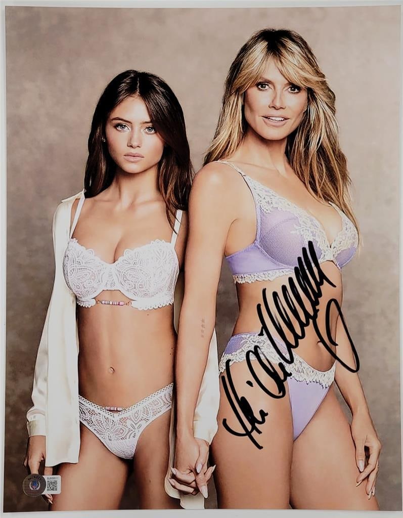 Heidi Klum Signed 11x14 Sports Illustrated Photo Beckett Authenticated: Heidi Klum Signed 11x14 Sports Illustrated Photo Beckett Authenticated This beautifully signed 11x14 photograph features Heidi Klum, a renowned model and TV personality, known for her work with Sports
