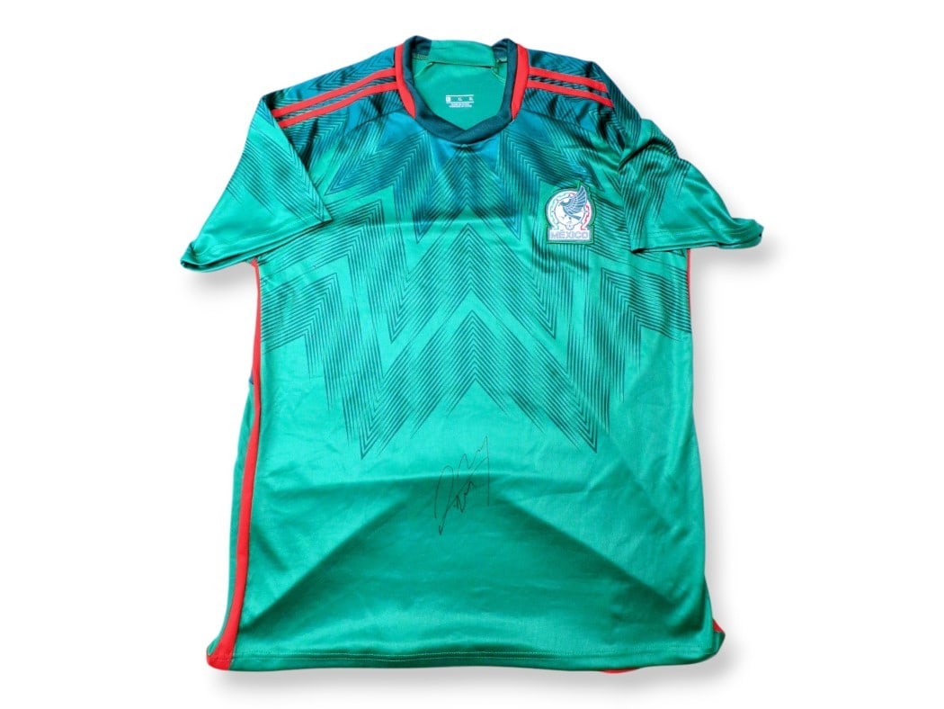 Luis Chavez Autographed Mexico Soccer Jersey Beckett Authenticated: Luis Chavez Autographed Mexico Soccer Jersey Beckett Authenticated This autographed soccer jersey features the signature of Luis Chavez, a prominent player for the Mexican National Team. The jersey is