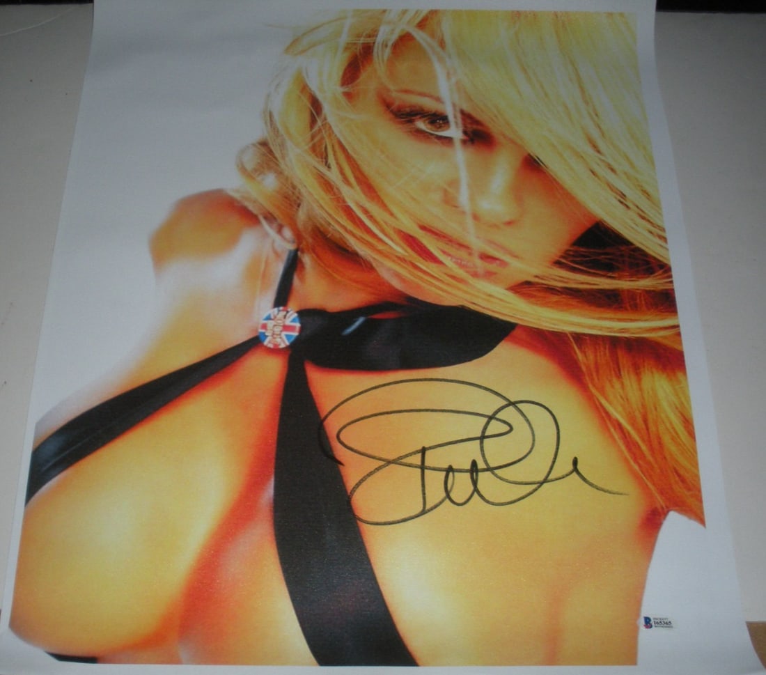 Pamela Anderson Signed Canvas Photograph 18x22 Beckett Authenticated Baywatch Star: Pamela Anderson Signed Canvas Photograph 18x22 Beckett Authenticated Baywatch Star This is an original 18x22 canvas photograph featuring Pamela Anderson, known for her iconic role in Baywatch. The pho