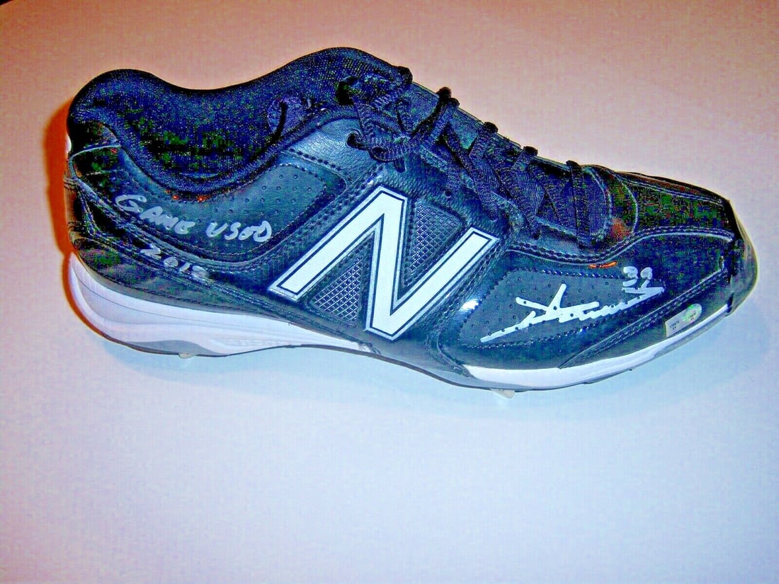 Jason Grilli Signed Game-Used Pittsburgh Pirates Cleat with MLB Hologram (1 of 1)