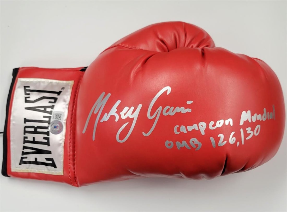 Mikey Garcia Signed Boxing Glove Campeon Mundial BAS Authenticated: Mikey Garcia Signed Boxing Glove Campeon Mundial BAS Authenticated This is an original boxing glove signed by Mikey Garcia, a renowned champion in the 126 and 130-pound weight classes. The autograph h