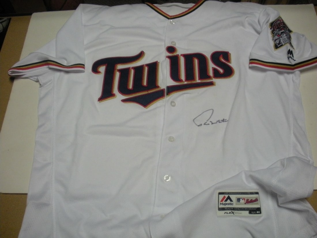 Signed Majestic Minnesota Twins Jersey Paul Molitor With COA Hall of Fame: Signed Majestic Minnesota Twins Jersey Paul Molitor With COA Hall of Fame This is an official licensed Majestic Minnesota Twins jersey signed by Hall of Famer Paul Molitor. The jersey is accompanied b
