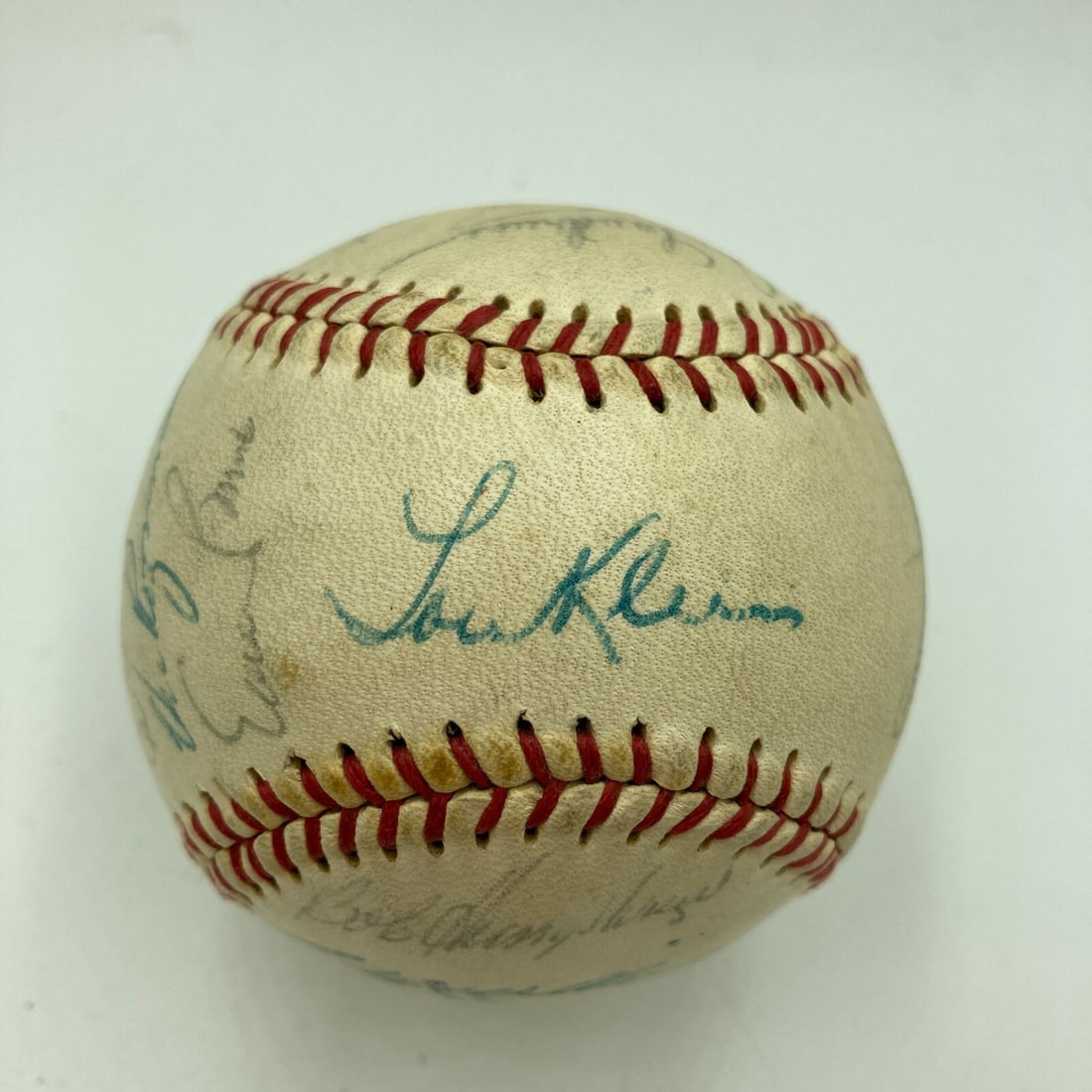 1965 Chicago Cubs Team Signed Wilson Baseball Ernie Banks JSA COA 25 Signatures: 1965 Chicago Cubs Team Signed Wilson Baseball Ernie Banks JSA COA 25 Signatures This is a 1965 Chicago Cubs Team Signed Vintage Wilson Baseball, featuring 25 signatures from notable players including 