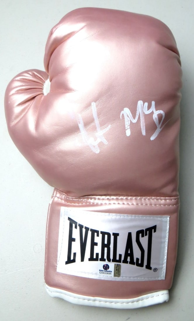 Austin McBroom Autographed Everlast Pink Boxing Glove GAI Certified: Austin McBroom Autographed Everlast Pink Boxing Glove GAI Certified This is an authentic pink boxing glove signed by Austin McBroom, a notable figure in the sport of boxing. The glove is an original p