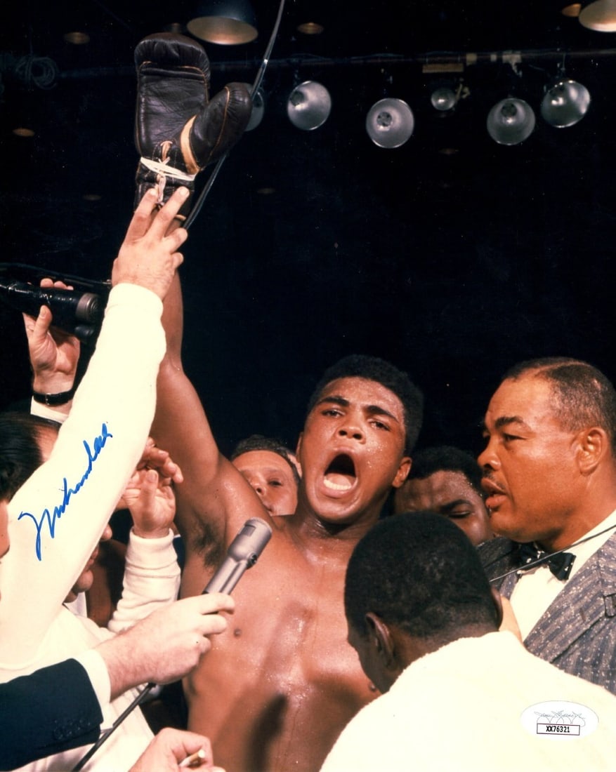 Authentic Muhammad Ali 8x10 Boxing Photograph Signed With JSA Authentication (1 of 2)