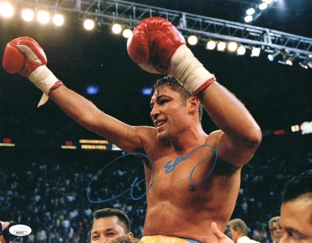 Oscar De La Hoya Signed 11x14 Photo Hands Up JSA Authenticated: Oscar De La Hoya Signed 11x14 Photo Hands Up JSA Authenticated Capture a moment in boxing history with this Oscar De La Hoya signed 11X14 photo, depicting the champion with his hands in the air. This 