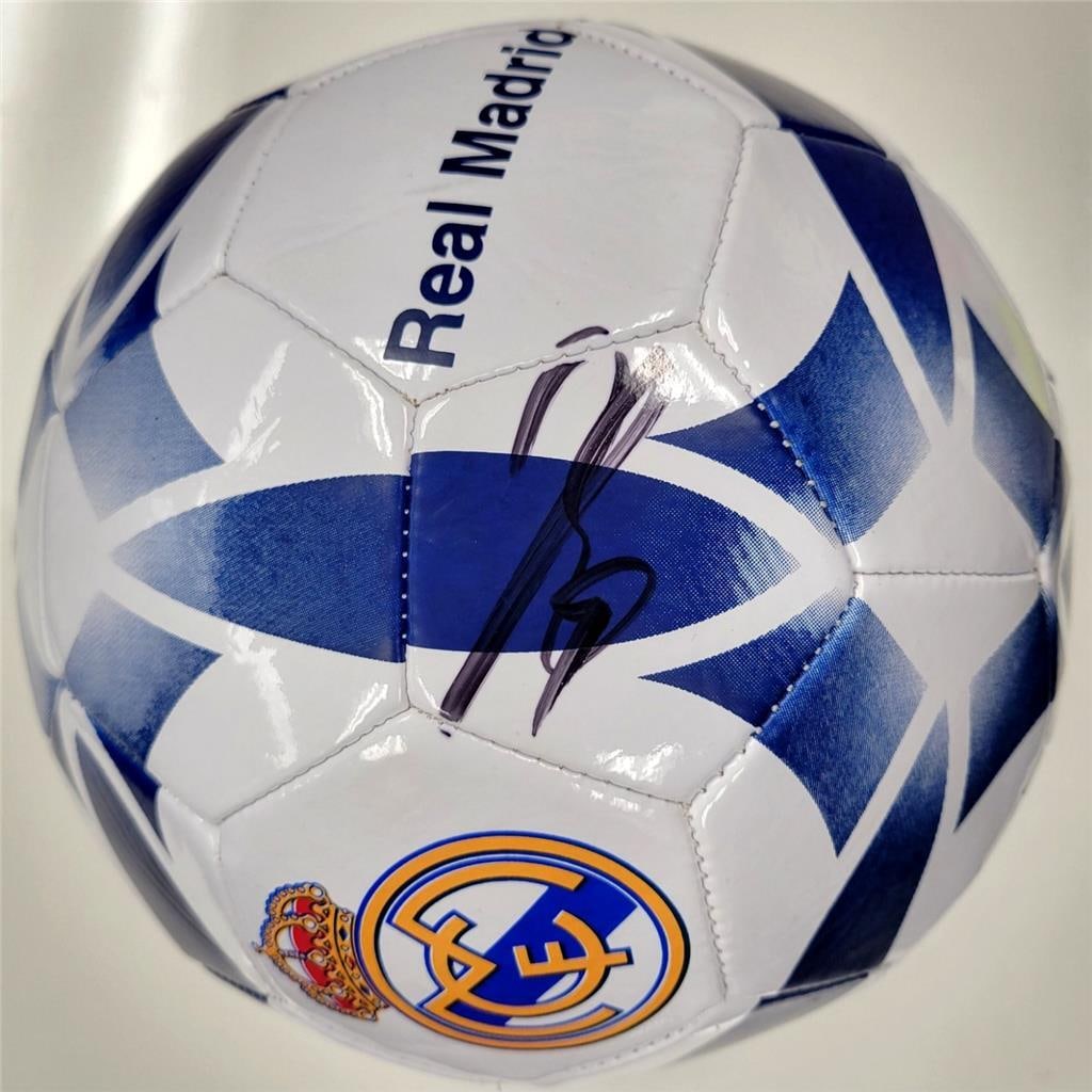 Karim Benzema Autographed Real Madrid Soccer Ball Beckett BAS: Karim Benzema Autographed Real Madrid Soccer Ball Beckett BAS This is an original signed soccer ball featuring the autograph of Karim Benzema, the renowned player from Real Madrid. Authenticated by Be