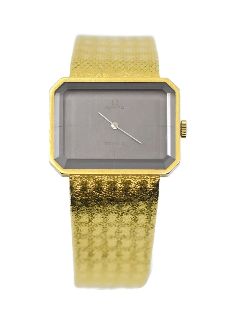 De Ville Manual Omega Wristwatch in 18K Yellow Gold Ref 8272: De Ville Manual Omega Wristwatch in 18K Yellow Gold Ref 8272 This Omega DeVille wristwatch features a manual mechanical movement and is crafted from 18K yellow gold. The watch showcases a brown analog