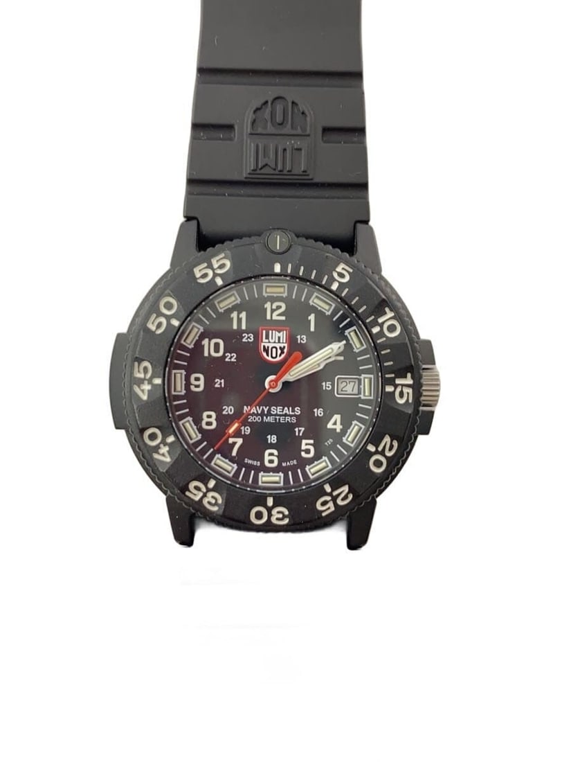 Luminox Redhand Swiss Quartz Black Rubber Men's Wristwatch: Luminox Redhand Swiss Quartz Black Rubber Men's Wristwatch This Luminox Redhand Quartz Ref 3001 men's wristwatch features a black rubber case and band. Made in Switzerland, this pre-owned watch is in 