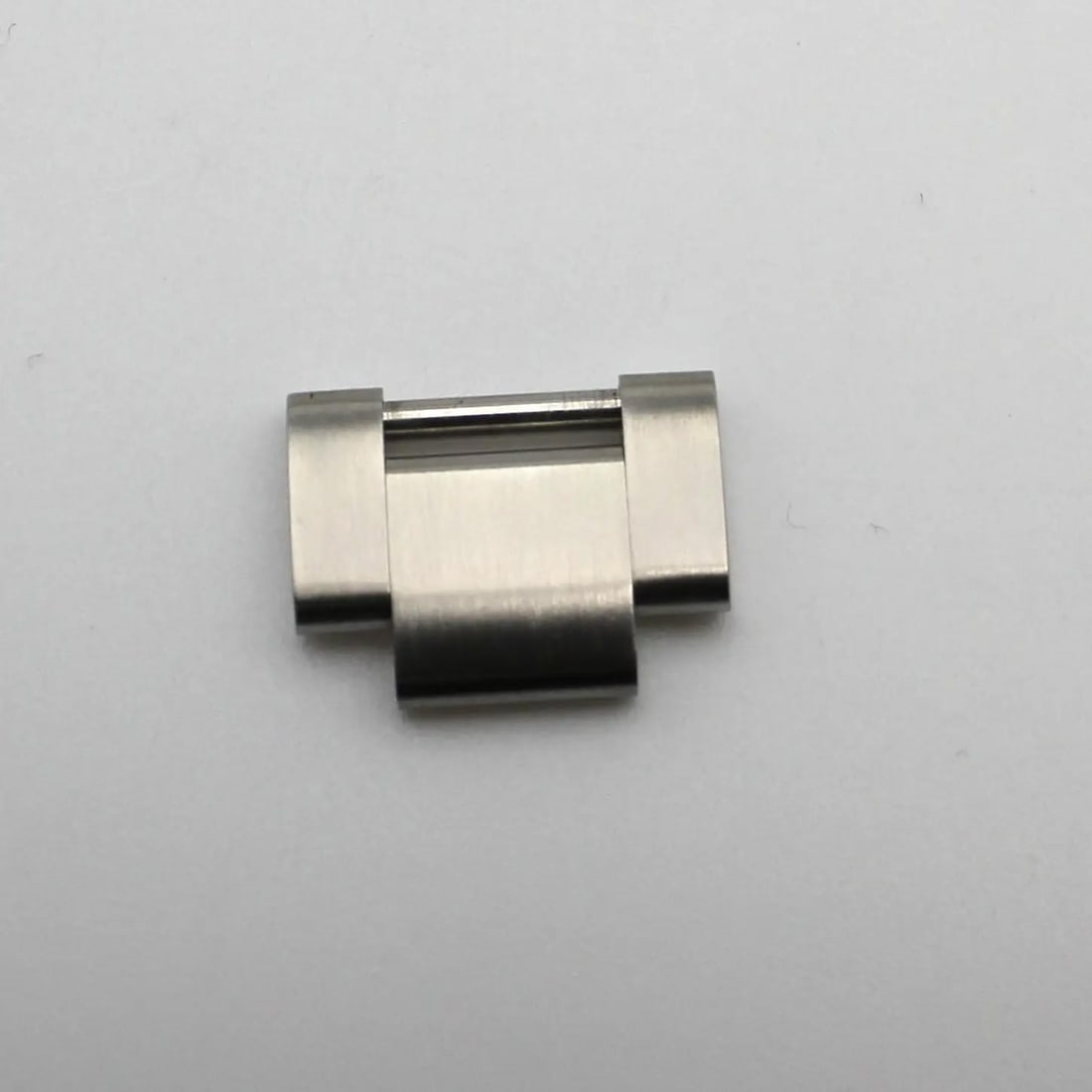Rolex Sea-Dweller Deepsea 17MM Stainless Steel Band Link 126660: Rolex Sea-Dweller Deepsea 17MM Stainless Steel Band Link 126660 Enhance your Rolex Sea-Dweller Deepsea with this 17MM stainless steel band link. Crafted for luxury, this pre-owned link is compatible w
