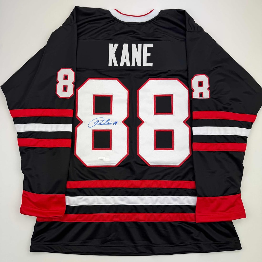 Patrick Kane Autographed Chicago Blackhawks Jersey JSA COA: Patrick Kane Autographed Chicago Blackhawks Jersey JSA COA This is an autographed Patrick Kane Chicago Blackhawks hockey jersey, certified by James Spence Authentication (JSA). The jersey features the