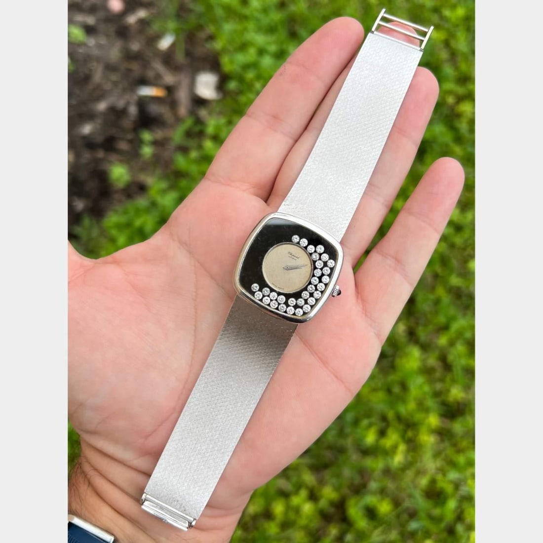 Chopard 18K White Gold Happy Diamonds Watch Onyx Dial: Chopard 18K White Gold Happy Diamonds Watch Onyx Dial Experience luxury with the Chopard 18K White Gold Happy Diamonds Watch, featuring a stunning onyx dial and original floating diamonds. Weighing 91