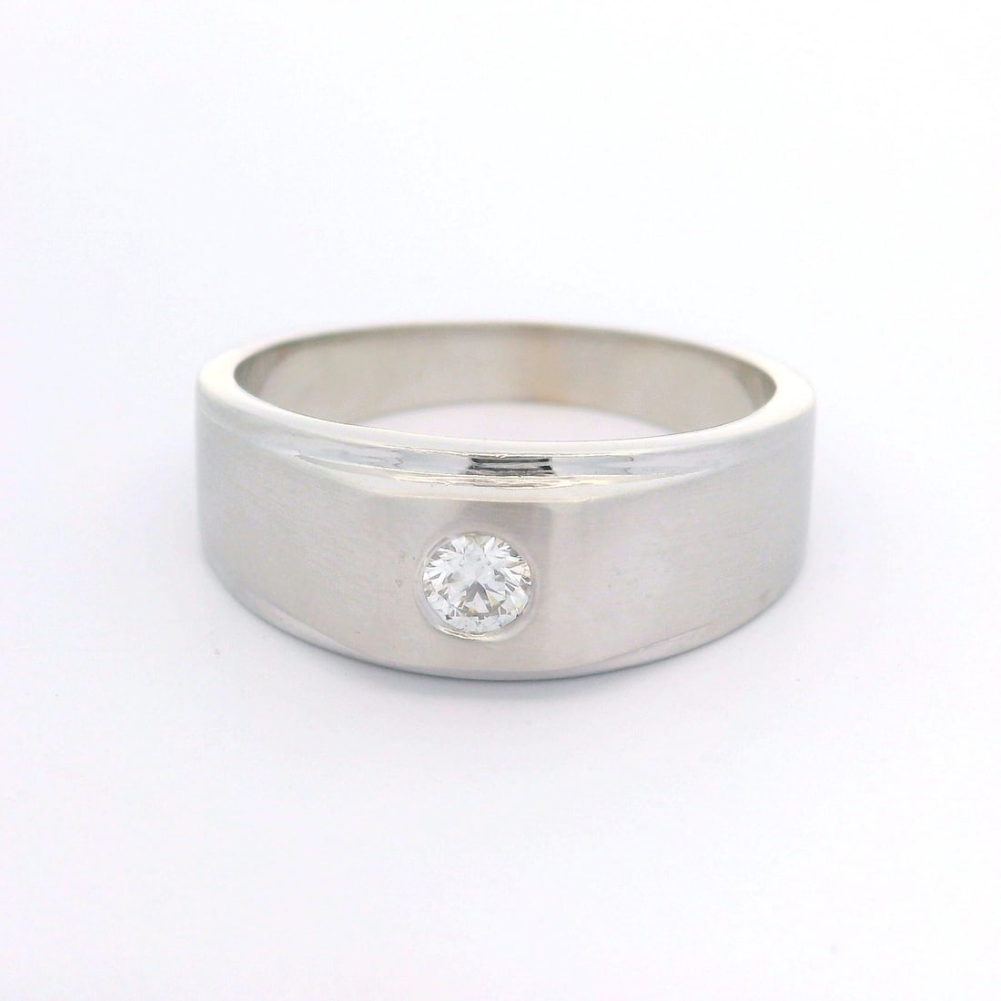 Men's 14k White Gold Diamond Solitaire Wedding Band Ring 0.16ctw: Men's 14k White Gold Diamond Solitaire Wedding Band Ring 0.16ctw This stunning men's wedding band features a 14k white gold construction with a brushed finish, providing a modern and elegant look. The