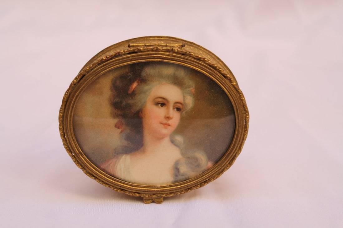 19th Century French Dore Bronze Oval Box with Lady Image: 19th Century French Dore Bronze Oval Box with Lady Image Discover this exquisite 19th century French dore bronze oval box, a timeless piece of craftsmanship and artistry. The box features an elegant i