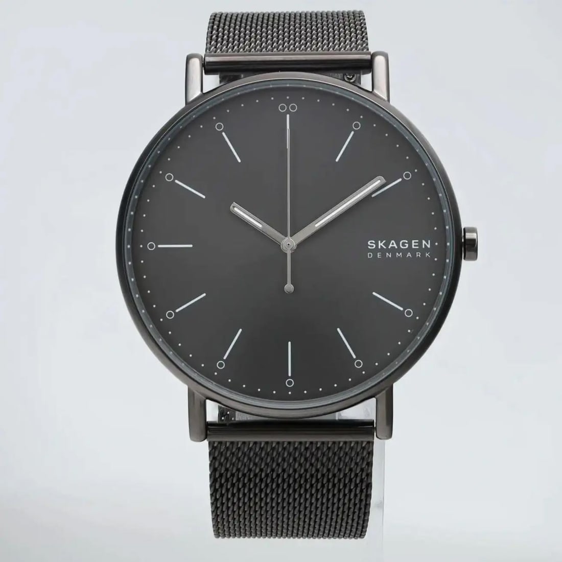 Skagen Signatur Quartz Watch 45mm Gunmetal Gray Dial Mesh Band SKW6549: Skagen Signatur Quartz Watch 45mm Gunmetal Gray Dial Mesh Band SKW6549 Discover the Skagen Signatur Steel wristwatch, a perfect blend of style and functionality. This casual dress watch features a str