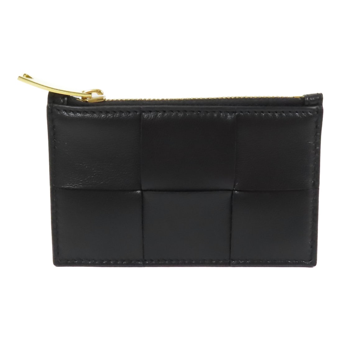 Bottega Veneta Cassette Zipped Card Case Black Lambskin Leather GHW: Bottega Veneta Cassette Zipped Card Case Black Lambskin Leather GHW Introducing the Bottega Veneta Cassette Zipped Card Case, a sleek and stylish accessory crafted from luxurious lambskin leather. Thi