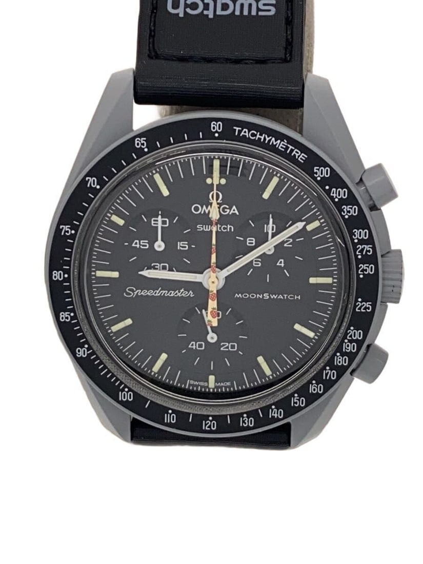 OMEGAxSWATCH Moon Mission Black Men's Wristwatch SO33M102-107: OMEGAxSWATCH Moon Mission Black Men's Wristwatch SO33M102-107 This OMEGAxSWATCH Mission to the Moon SO33M102-107 men's wristwatch features a black case and dial. Designed in Switzerland, it is a sligh