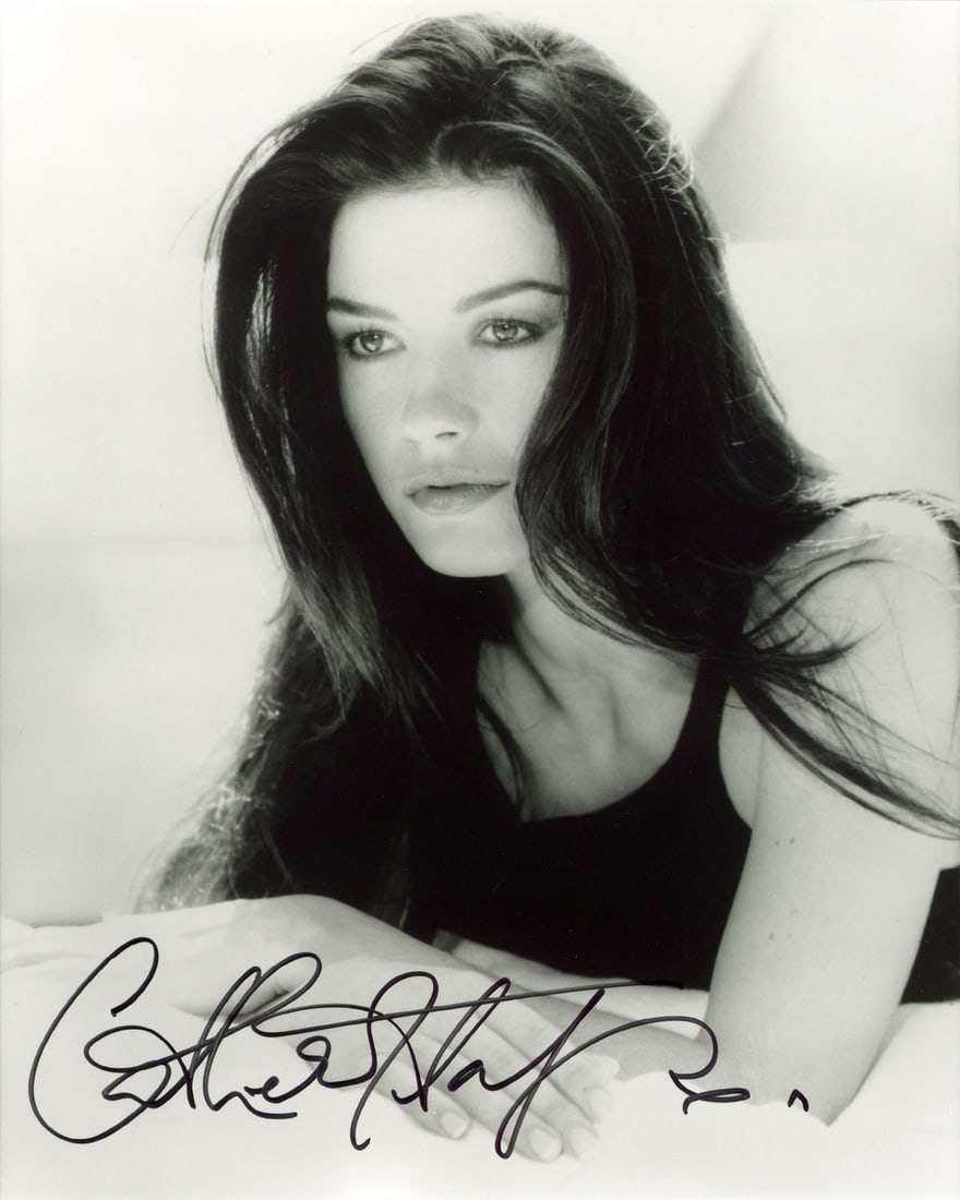 Catherine Zeta-Jones Signed 8x10 Photo Entrapment BAS Authenticated: Catherine Zeta-Jones Signed 8x10 Photo Entrapment BAS Authenticated This remarkable 8x10 vertical photograph features the authentic signature of Catherine Zeta-Jones, renowned for her role in the film
