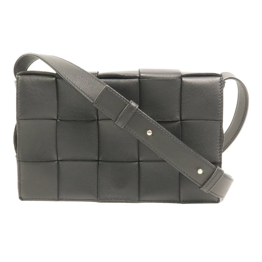 Bottega Veneta Cassette Black Calfskin Shoulder Bag: Bottega Veneta Cassette Black Calfskin Shoulder Bag This BOTTEGA VENETA Cassette cross-body shoulder bag is crafted from black calfskin leather, offering a sleek and sophisticated look. Designed for u
