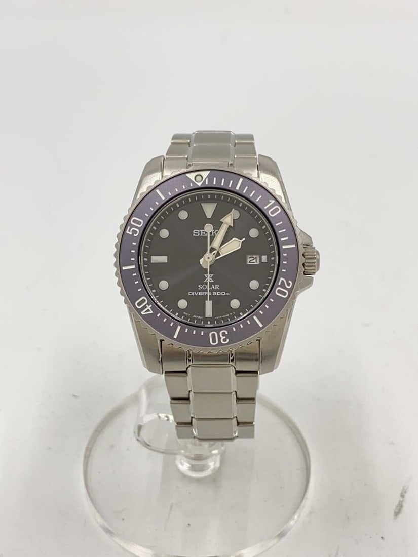Seiko Prospex 200m Diver Black Men's Wristwatch: Seiko Prospex 200m Diver Black Men's Wristwatch This Seiko Prospex Diver Scuba men's wristwatch offers reliable performance and durability with a water resistance of up to 200 meters. The watch featur