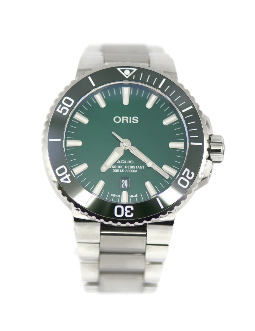 Oris Aquis Date 44mm Stainless Steel Watch with Green Dial and Papers: Oris Aquis Date 44mm Stainless Steel Watch with Green Dial and Papers The Oris Aquis Date Stainless Steel Watch is the perfect blend of style and functionality. This luxurious wristwatch features a st