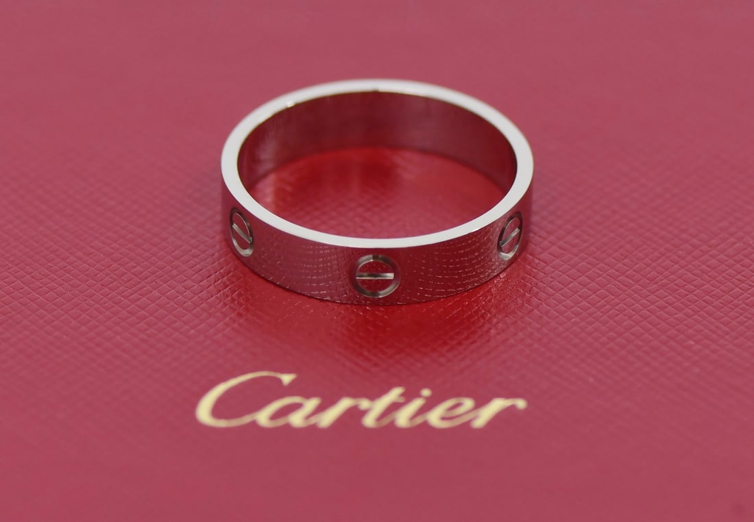 Cartier 18K White Gold Love Ring Size 62 Authentic with Box: Cartier 18K White Gold Love Ring Size 62 Authentic with Box This exquisite Cartier Love Ring is crafted from 18K white gold, embodying the elegance and timeless design associated with the brand. Desig