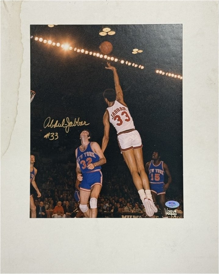12x18 Matted Photo Signed by Kareem Abdul-Jabbar PSA Authenticated: 12x18 Matted Photo Signed by Kareem Abdul-Jabbar PSA Authenticated This is an original 12x18 matted photo autographed by Kareem Abdul-Jabbar, featuring his association with the Los Angeles Lakers. The