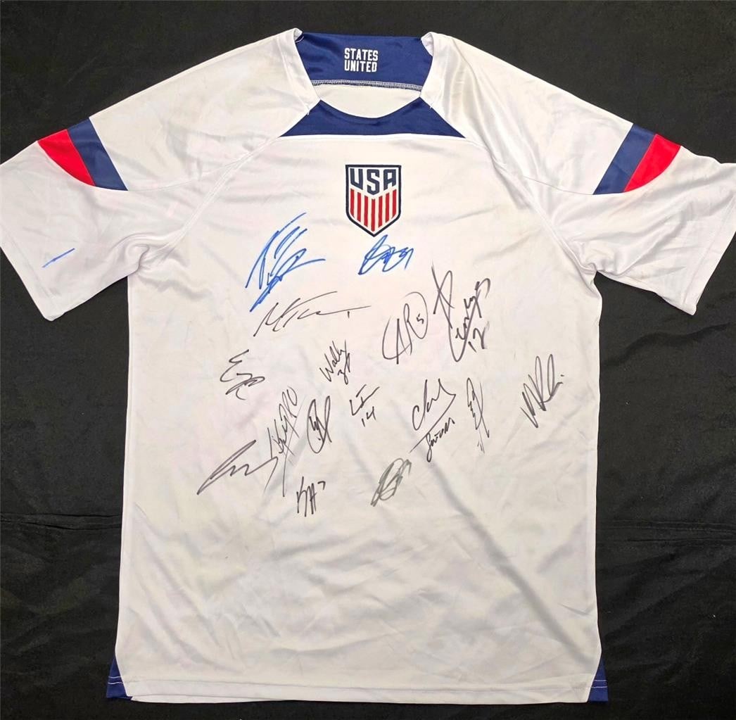 USA soccer jersey with 15 signatures JSA: USA soccer jersey with 15 signatures JSA This pre-owned USA soccer jersey is signed by 15 members of the 2025 US Men's National Team, including Christian Pulisic, Timothy Weah, Brenden Aaronson, and G