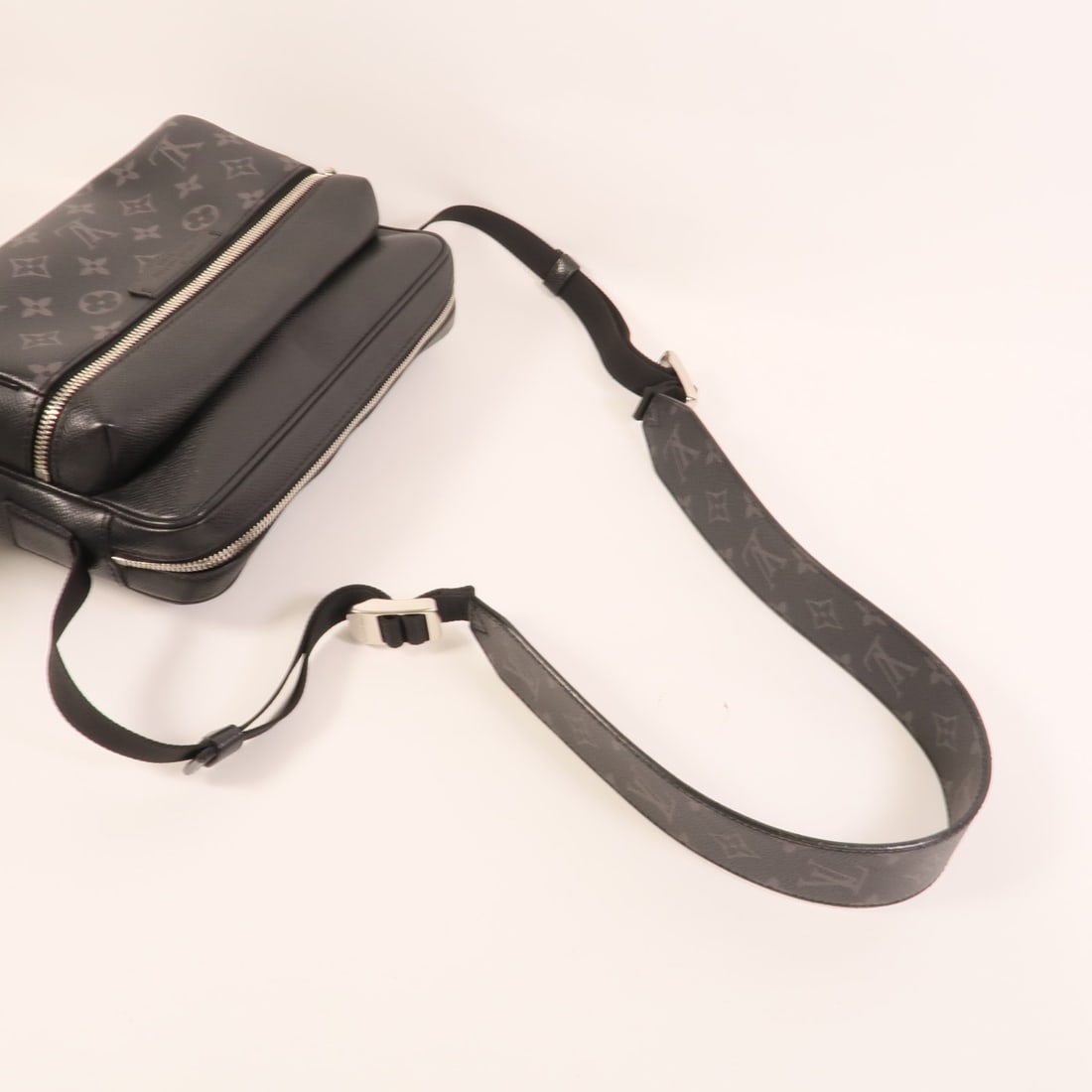 Louis Vuitton Monogram Eclipse Taiga messenger bag - 6