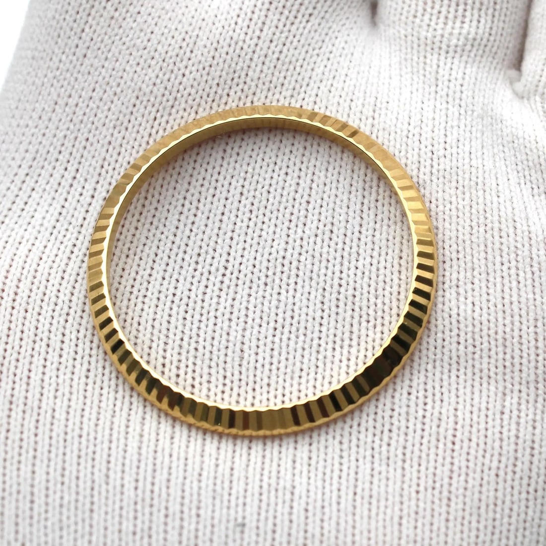 Rolex Datejust 18K Yellow Gold Fluted Bezel Model 126233: Rolex Datejust 18K Yellow Gold Fluted Bezel Model 126233 Elevate your Rolex Datejust with this stunning 18K Yellow Gold Fluted Bezel (Model 126233). Crafted to enhance the luxury aesthetic of the icon