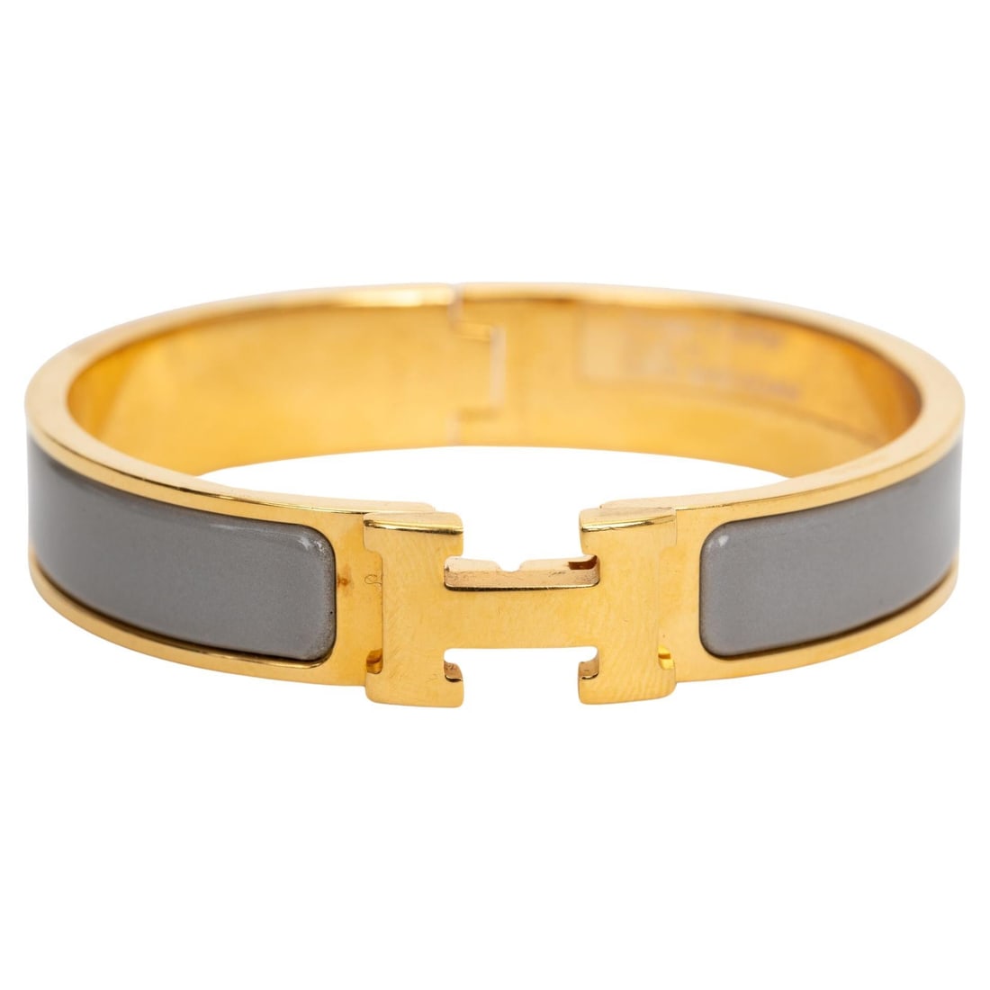 Hermes Thin Gray Clic H Bracelet Gold Plated Enamel PM: Hermes Thin Gray Clic H Bracelet Gold Plated Enamel PM Discover the elegance of the Hermes Thin Gray Clic H Bracelet, a stunning accessory that combines style and sophistication. This bracelet feature