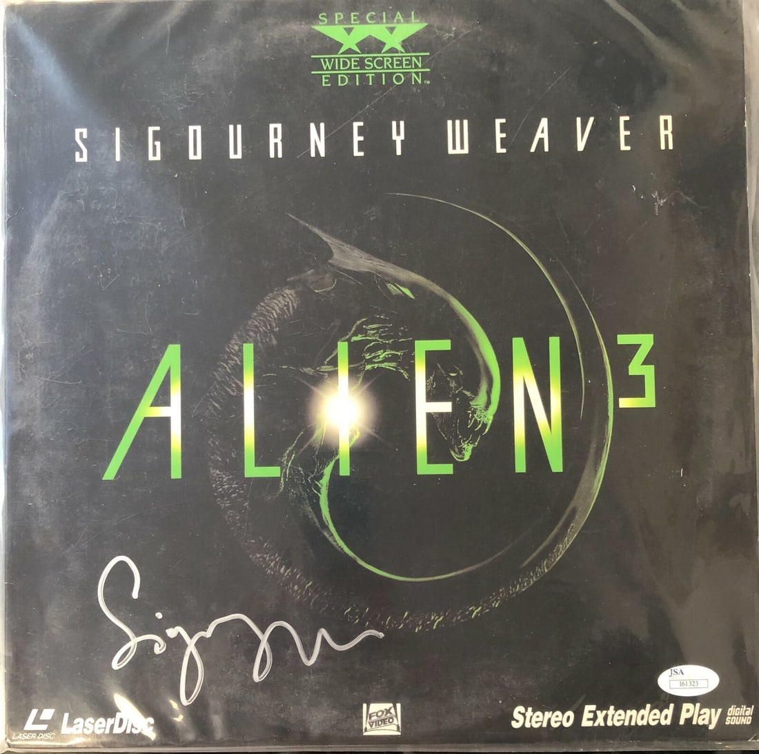 Sigourney Weaver Autographed Alien 3 Laser Disc JSA I61323: Sigourney Weaver Autographed Alien 3 Laser Disc JSA I61323 This collectible features a laser disc of the iconic film 'Alien 3,' personally signed by the legendary actress Sigourney Weaver. The disc is
