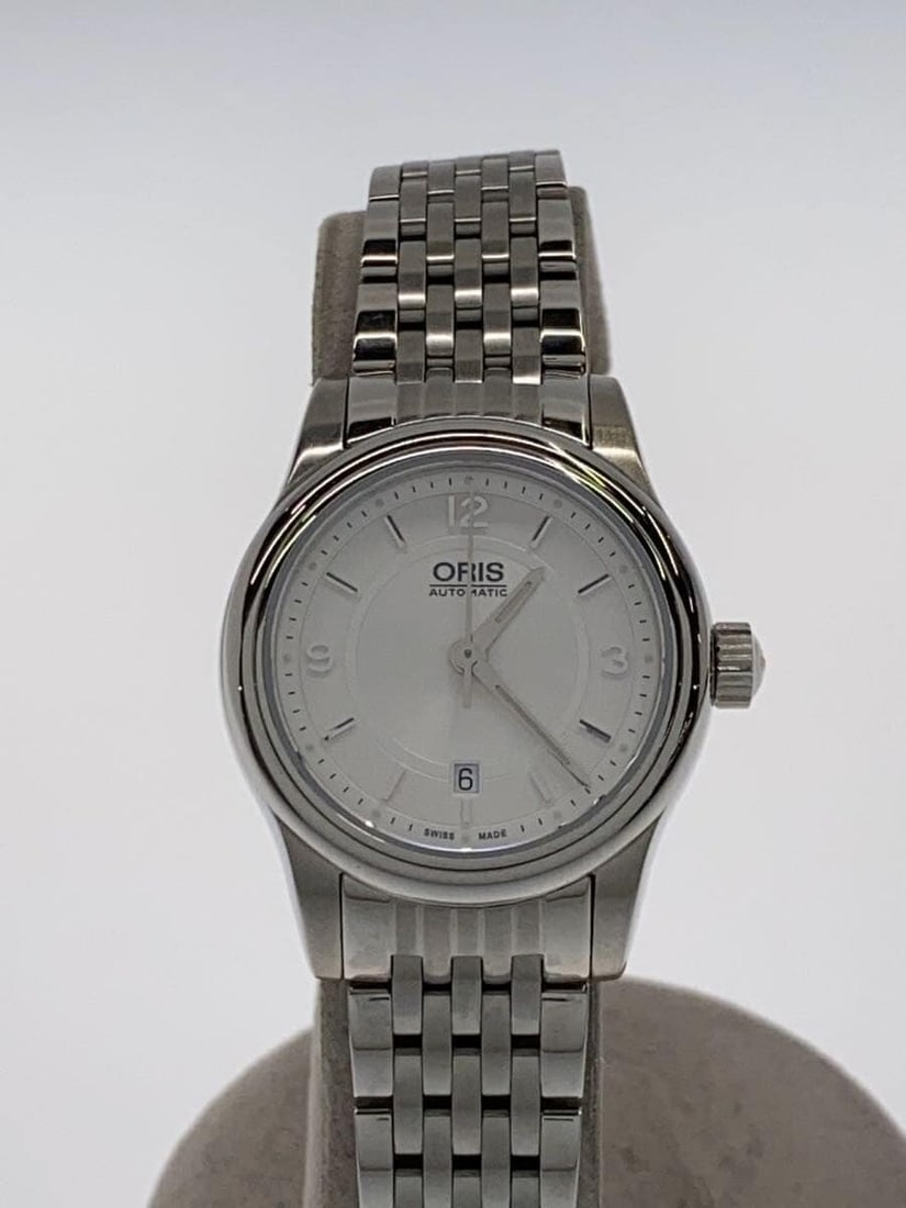 Oris Swiss Men's Wristwatch Classic Date: Oris Swiss Men's Wristwatch Classic Date This ORIS Classic Date men's wristwatch features a Swiss-made design and is in pre-owned Grade B condition, showing slight signs of use. The watch offers accur