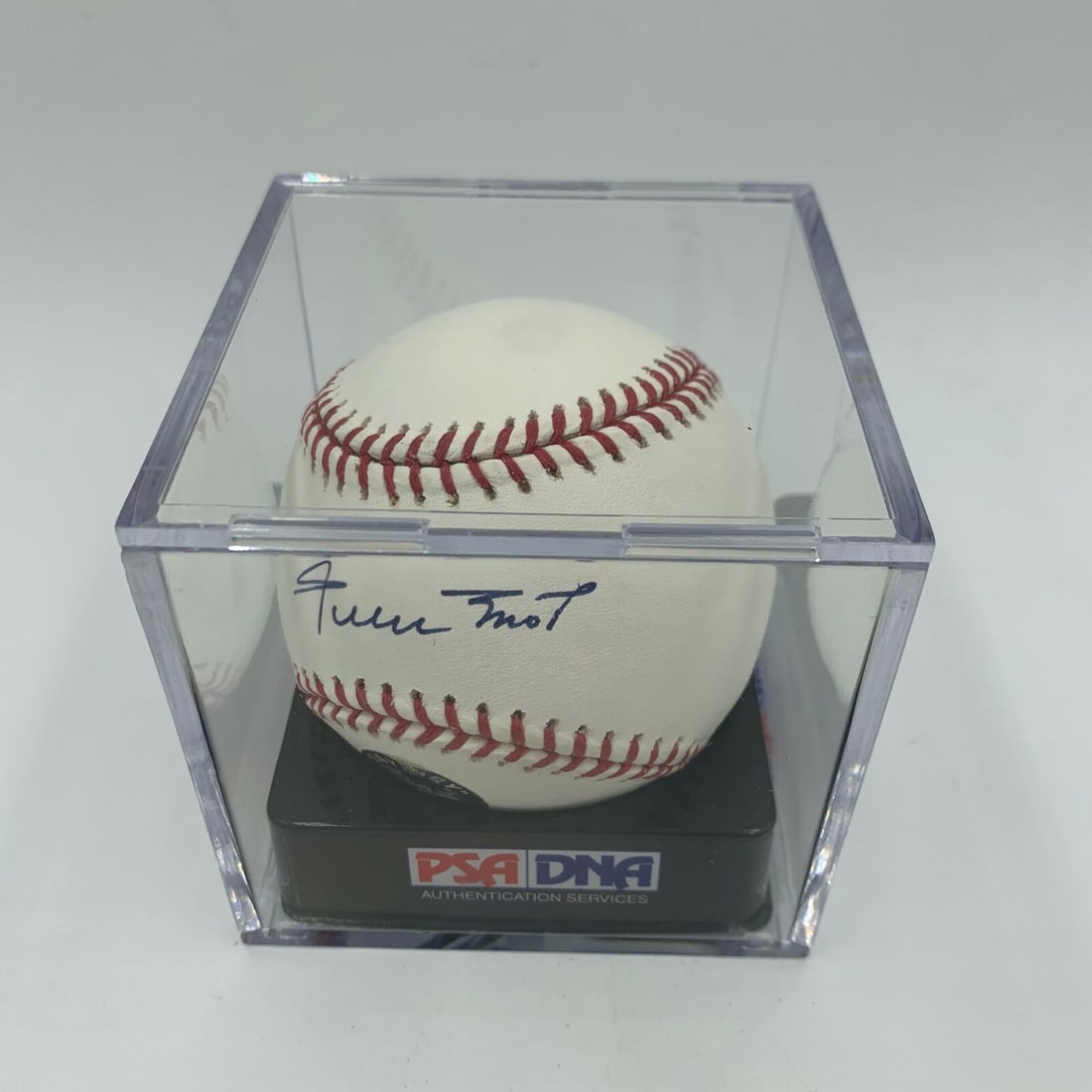 Rare Willie Mays Signed MLB Baseball PSA DNA Gem Mint 10: Rare Willie Mays Signed MLB Baseball PSA DNA Gem Mint 10 This is a rare signed Major League Baseball by the legendary Willie Mays, authenticated by PSA/DNA and graded Gem Mint 10. The baseball is a mu