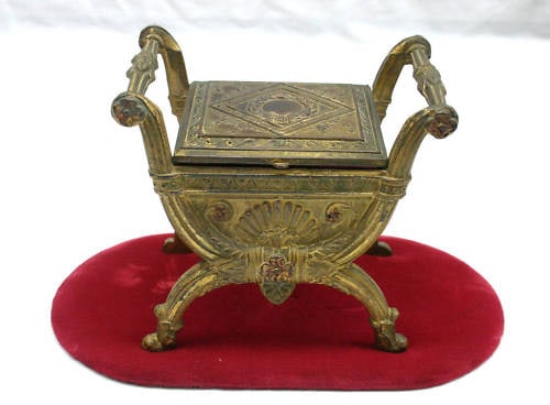 19th Century French Bronze Jewelry Box Signed DEPOSED 425: 19th Century French Bronze Jewelry Box Signed DEPOSED 425 Discover this exquisite 19th century French bronze jewelry box, showcasing intricate details and a lovely patina. The box is signed "DEPOSED 4