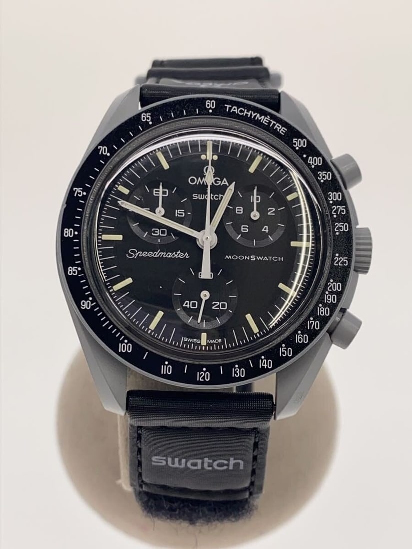 OmegaxSwatch Moon Quartz Wristwatch for Men: OmegaxSwatch Moon Quartz Wristwatch for Men This OMEGAxSWATCH Mission to the Moon wristwatch features a black case and dial, designed specifically for men. Powered by a reliable quartz movement, the w