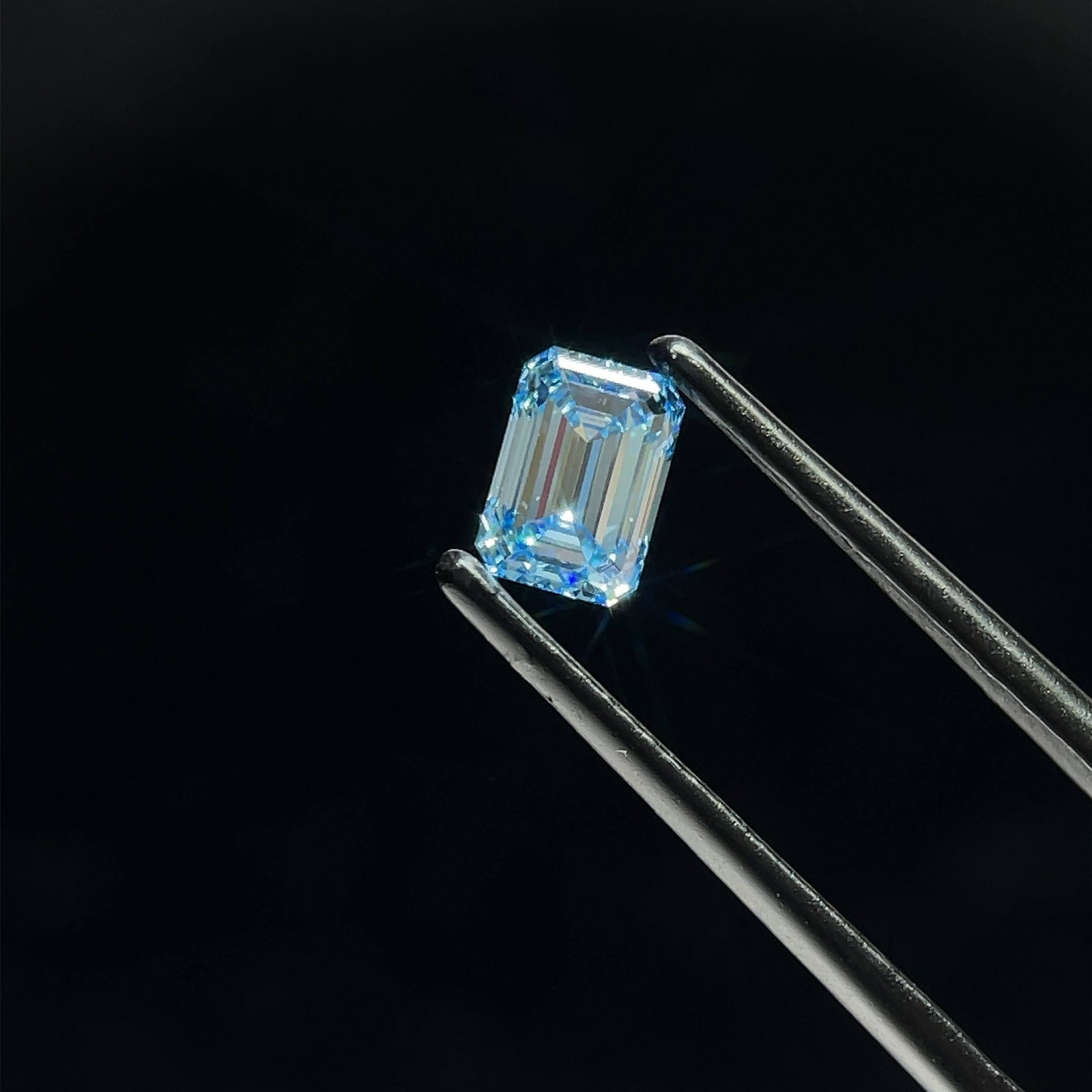 Loose Diamond - EMERALD 0.81ct Fancy Intense Blue VS1: Loose Diamond - EMERALD 0.81ct Fancy Intense Blue VS1 Source: This is a real non-mined Diamond that has been grown in a lab Shape: EMERALD Carats: 0.81 Color: Fancy Intense Blue Certification: IGI Vid