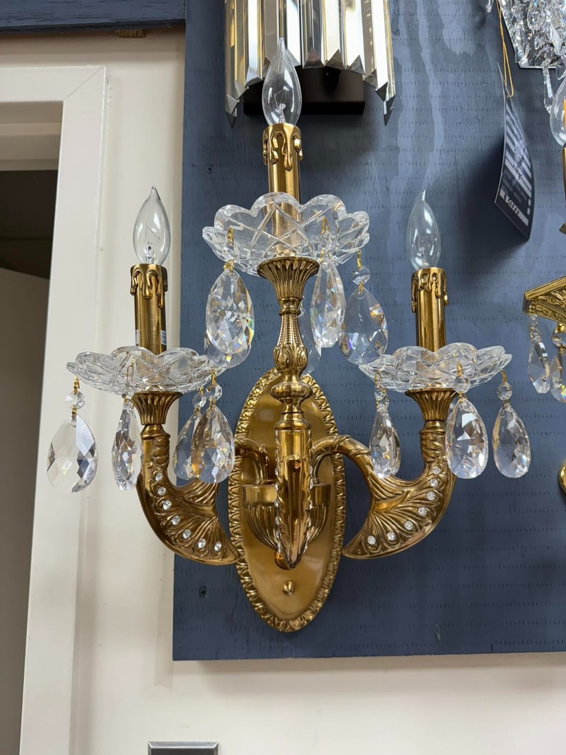 Artistry Asfour Crystal Goldish Wall Sconce 3 Light 16in: Artistry Asfour Crystal Goldish Wall Sconce 3 Light 16in This pre-owned wall sconce features a goldish frame adorned with high-quality Asfour crystals, offering a sparkling and elegant lighting soluti