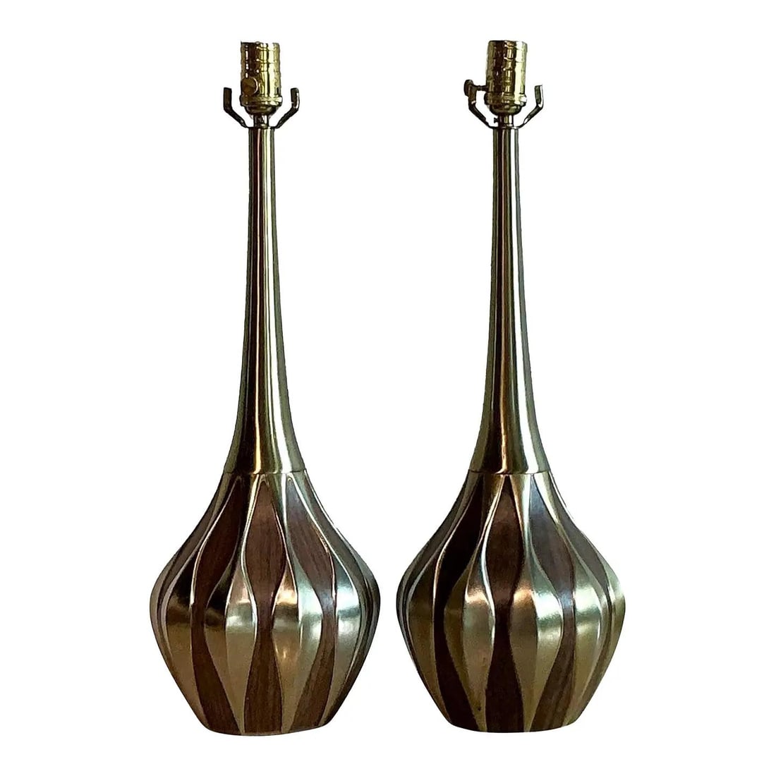 Pair of Vintage Heyco Genie Bottle Lamps Mid-Century Modern Design: Pair of Vintage Heyco Genie Bottle Lamps Mid-Century Modern Design Embrace the elegance of the Mid-Century Modern era with this exquisite pair of vintage "genie bottle" Heyco table lamps. Designed in 