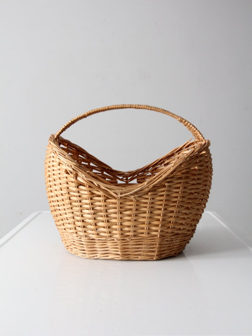 Honey Woven Vintage Basket with Arched Handle for Farmhouse Decor: Honey Woven Vintage Basket with Arched Handle for Farmhouse Decor This vintage gathering basket features a structured woven body and an arched handle, finished in a warm honey-toned weave. Its open fo