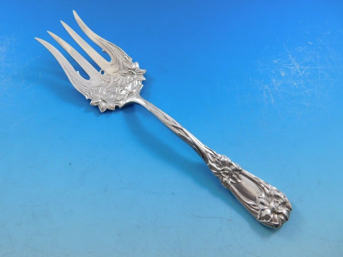 Durgin Sterling Silver New Art Serving Fork 6 3/4" Narcissus Design: Durgin Sterling Silver New Art Serving Fork 6 3/4" Narcissus Design This exquisite serving fork is crafted from sterling silver and features the elegant 'New Art' pattern by Durgin, showcasing lovely 