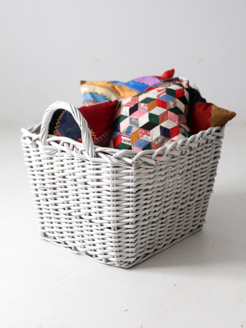 Vintage Braided Wood Storage Basket with Double Handles: Vintage Braided Wood Storage Basket with Double Handles Introducing a vintage large white storage basket that combines functionality with classic charm. This beautifully braided wood basket features d
