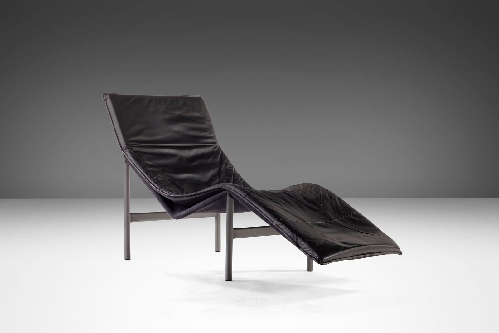 Vintage Modern Skye Leather Chaise Lounge by Tord Bjorklund Sweden 1970s: Vintage Modern Skye Leather Chaise Lounge by Tord Bjorklund Sweden 1970s Experience the perfect blend of comfort and style with the "Skye" Leather Chaise Lounge Chair, designed by Tord Bjorklund in th