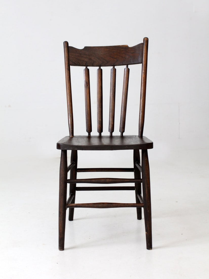 Vintage Windsor Cattail Spindle Back Dining Chair: Vintage Windsor Cattail Spindle Back Dining Chair Discover this charming Vintage Cattail Spindle Back Side Chair, a perfect addition to any dining space. This classic Windsor style chair features a un