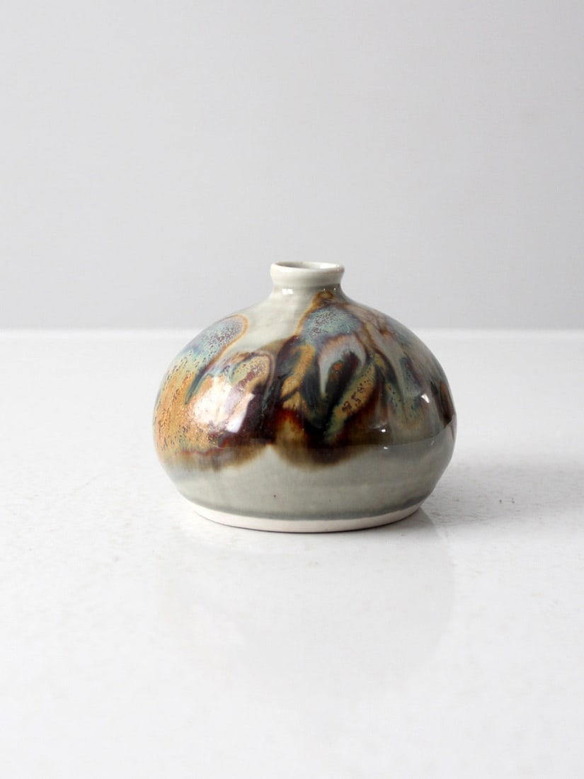 Signed Vintage Studio Pottery Vase with Swirled Glaze: Signed Vintage Studio Pottery Vase with Swirled Glaze This stunning vintage studio pottery vase showcases exquisite craftsmanship with its hand-thrown design. The vase features a striking swirled glaz