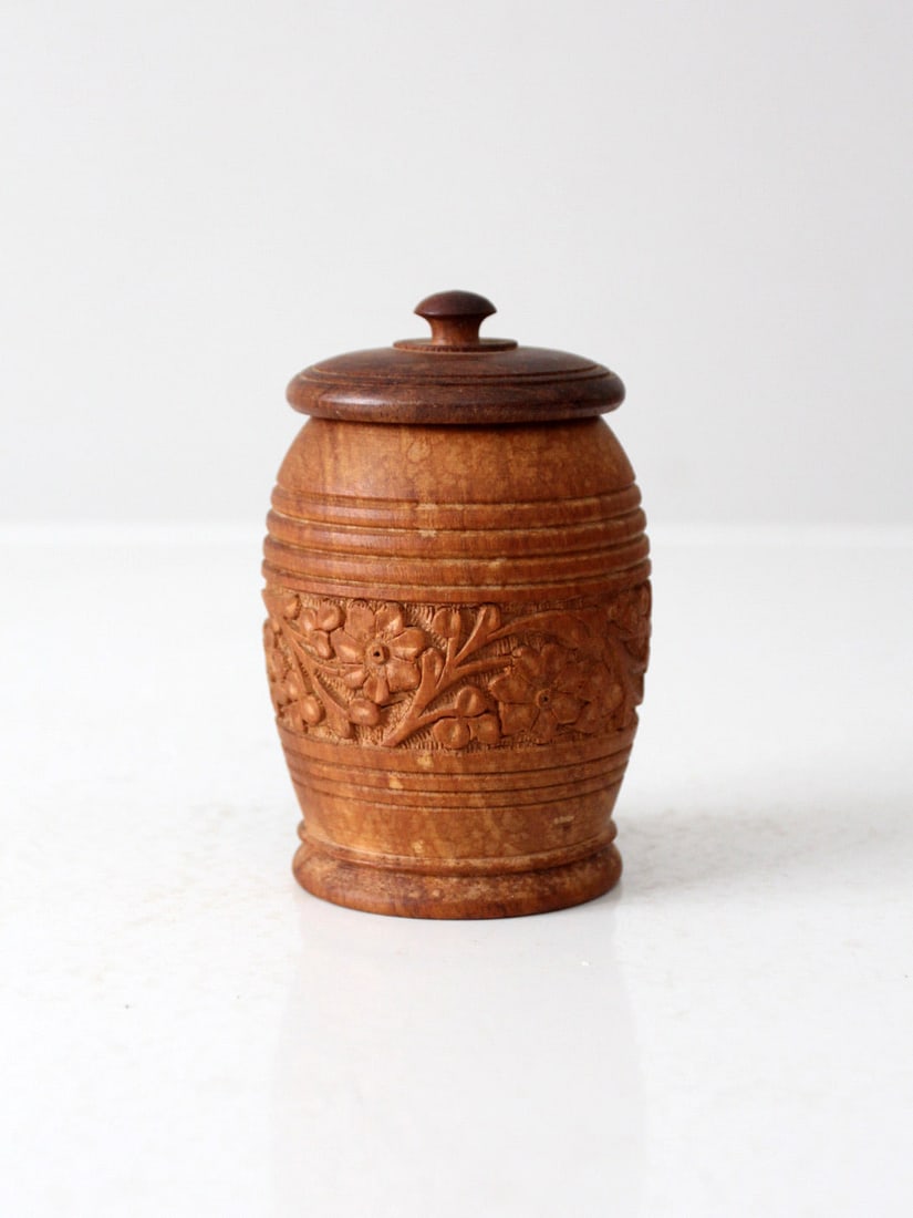 Vintage Hand-Carved Wooden Jar Rustic Home Decor: Vintage Hand-Carved Wooden Jar Rustic Home Decor This vintage hand-carved wooden jar is perfect for both storage and display, offering a versatile addition to your home decor. Featuring intricate carv